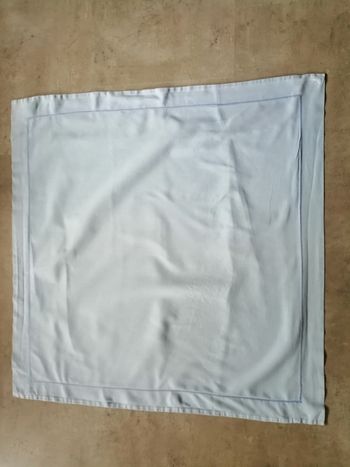 taie d'oreiller carrée bleu clair  70 x 70 cm