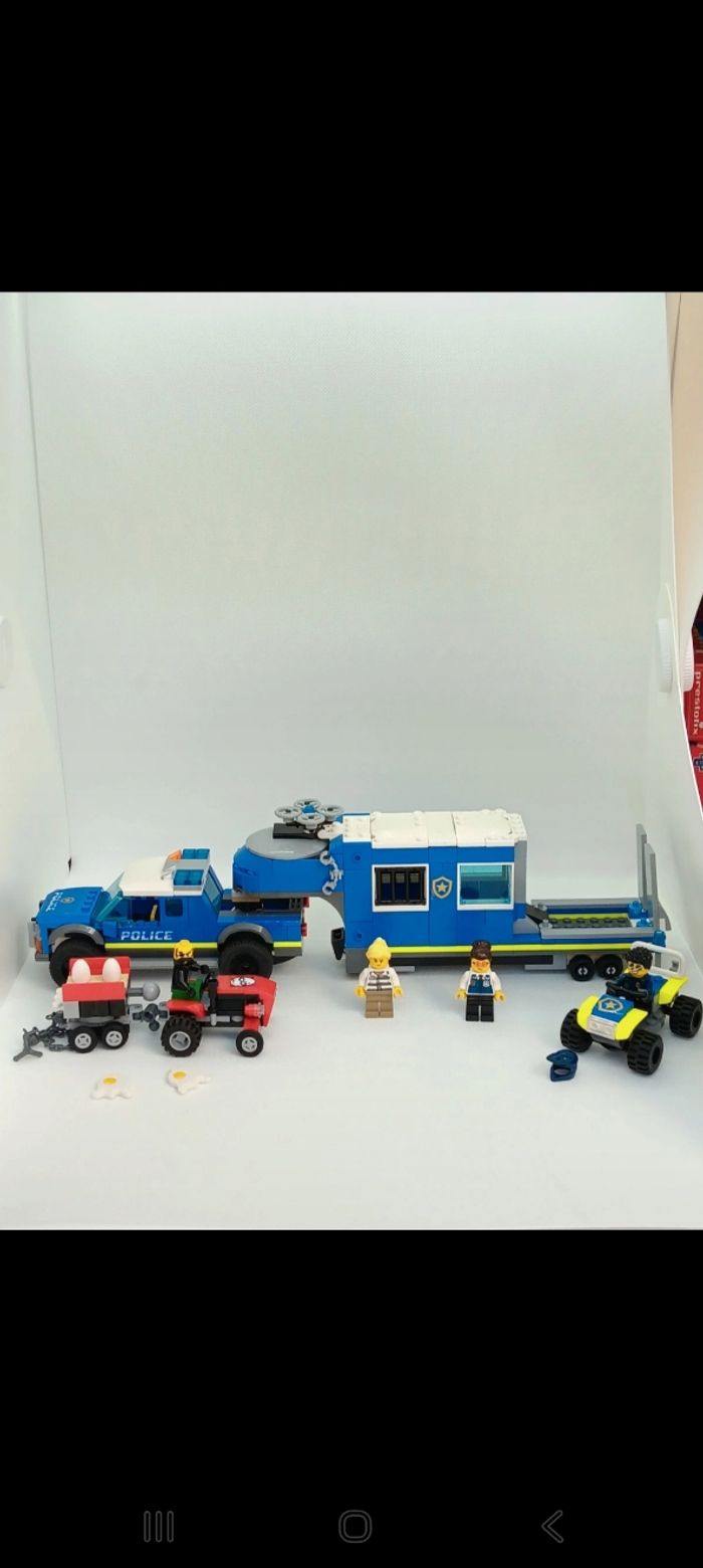 Figurine LEGO City 60315 Le camion de commandement mobile de la police
2 Notice fournie