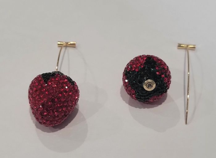 BOUCLES D'OREILLES LONGUE TIGE FRAISE STRASS ! NEUVE - photo numéro 3