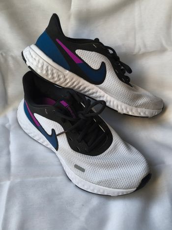 Baskets running Nike Revolution 5 
blanc/noir/bleu P39