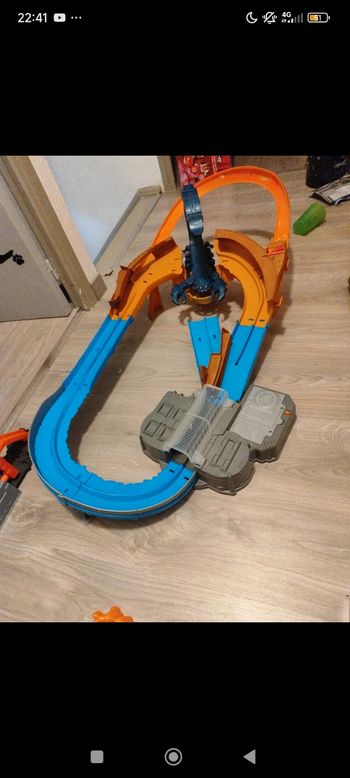 Circuit Hot wheels scorpion monster truck