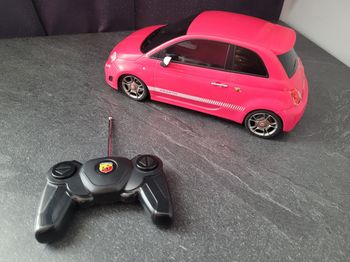 Voiture télécommandée Fiat 500 Abarth fuchsia 

