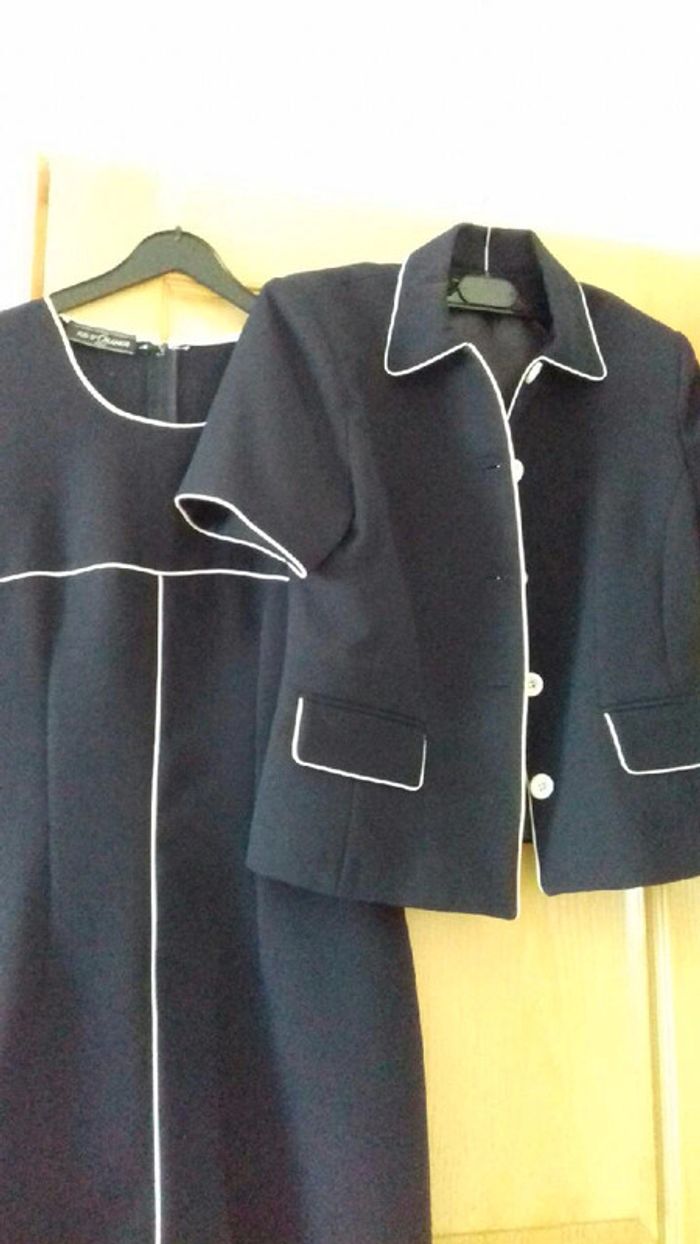 Ensemble robe tailleur cintrée bleu marine liseret blanc taille 40
