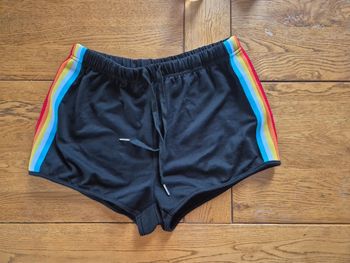 Short noir et arc en ciel