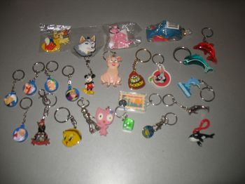 LOT DE 25 PORTE CLÉS DIVERS "DIVERSES MARQUES" - n°01