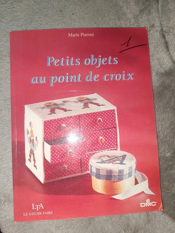 Livre : petits objets au point de croix