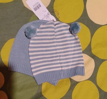 2 bonnets neuf 6-12mois