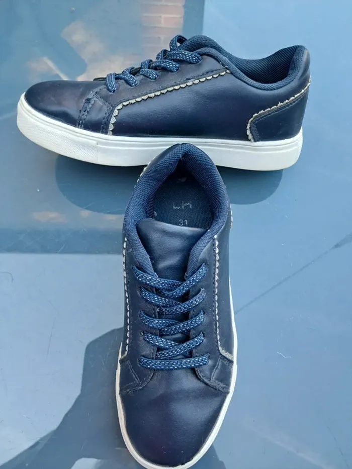 Belles baskets 👟 bleu marine avec liseré brillant en surpiqures, lacets elastiqués - T31 - La Halle
