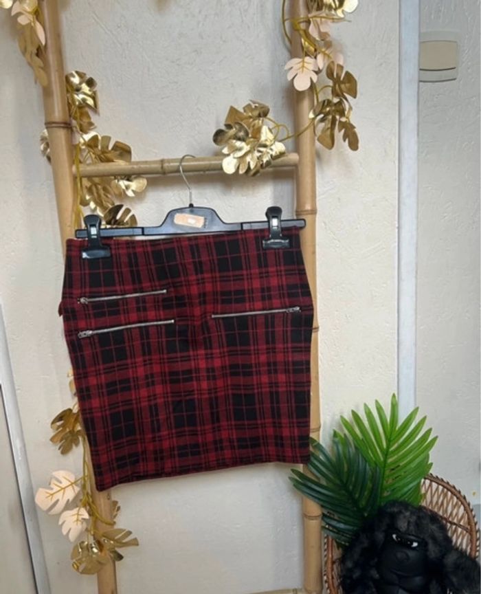 Jupe courte rouge et carreaux noirs  S GEMO