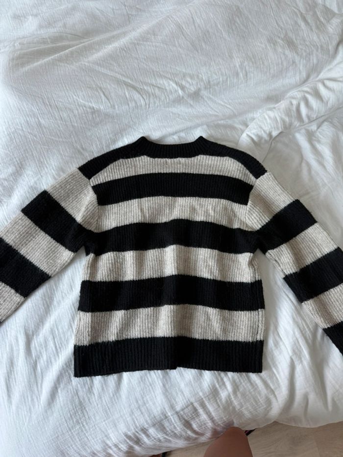 Pull rayé noir et blanc - photo numéro 2