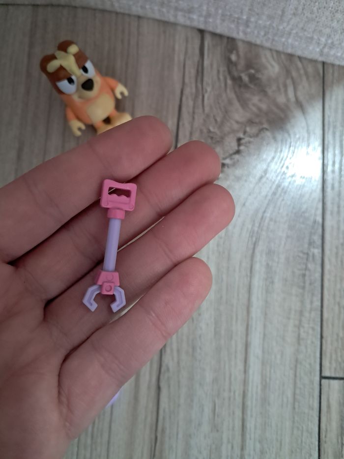 Figurine bingo, sœur de bluey, déguisée en grand mere - photo numéro 5
