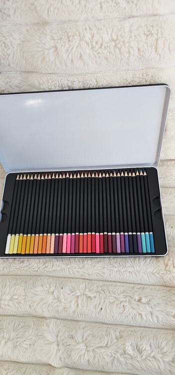 Magnifique coffret de 72 crayons 🖍 a dessiné Neuf