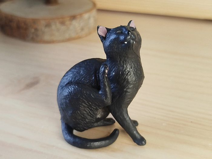 Figurine chat noir qui se gratte Animal domestique - photo numéro 2