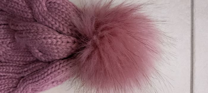 Joli lot de 2 bonnets 1 charlotte aux fraises neuf en polaire  et bonnet pompon en laine lipsy london. - photo numéro 8