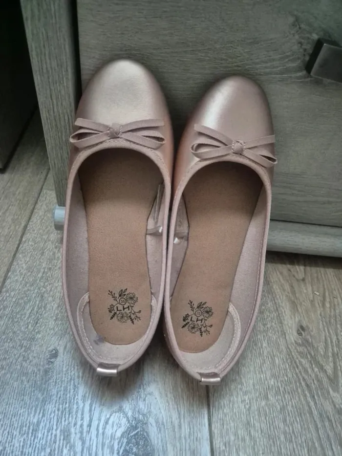 Chaussures ballerines "la halle" dorées pointure 35 état neuves