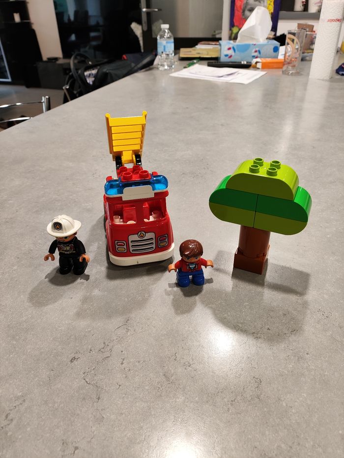 Lego Duplo – Camion de pompier + figurines + arbre - photo numéro 2