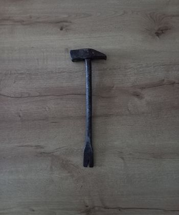 Marteau ancien en acier.