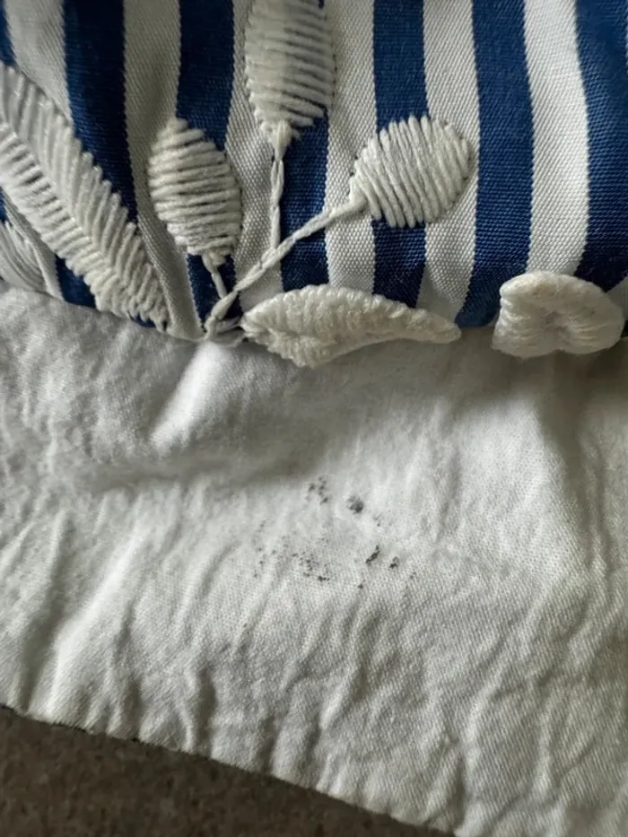 Chapeau du bruit dans l'atelier taille 18 mois, bon état mais une petite trace - photo numéro 2