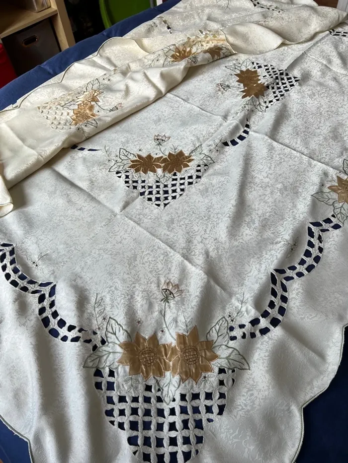 Nappe motifs ajouré et fleuris