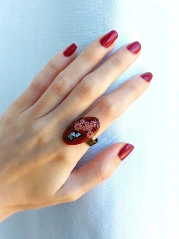 Magnifique petite bague ajustable, en bois avec papillon et fleurs