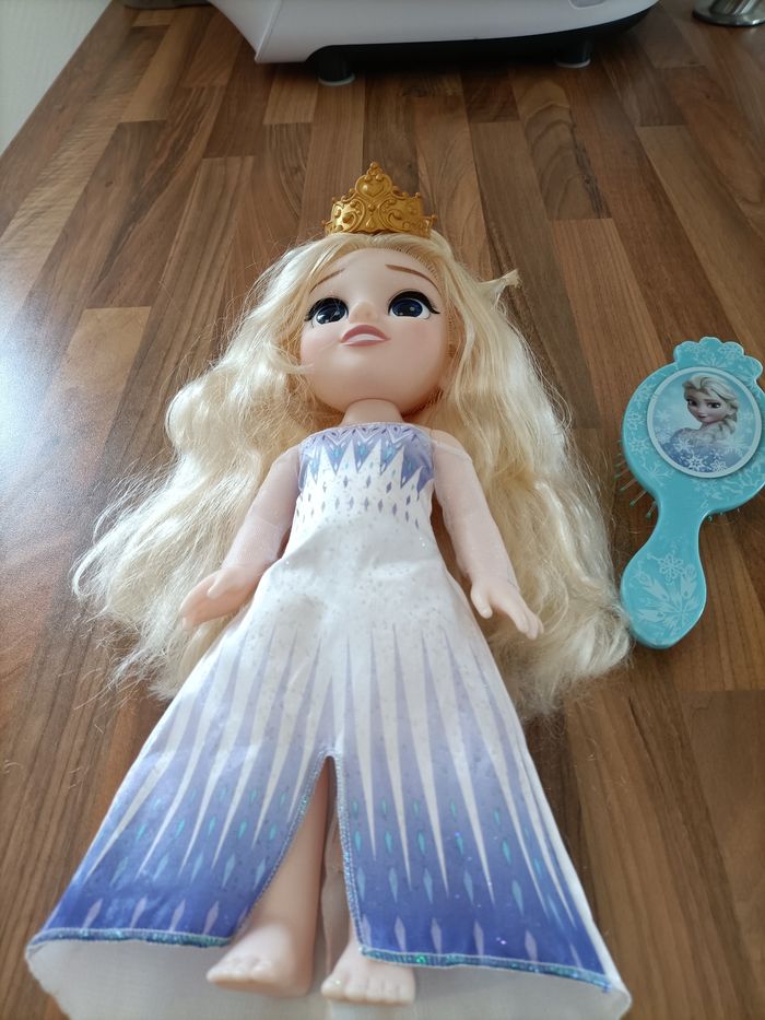 Poupée Reine des Neiges Elsa 33 cm fait de la musique - photo numéro 4