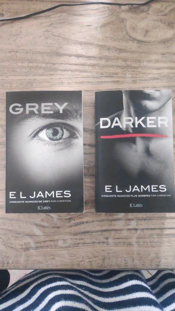 Livres - Grey & Darker