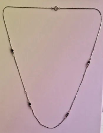 Collier argenté et noir