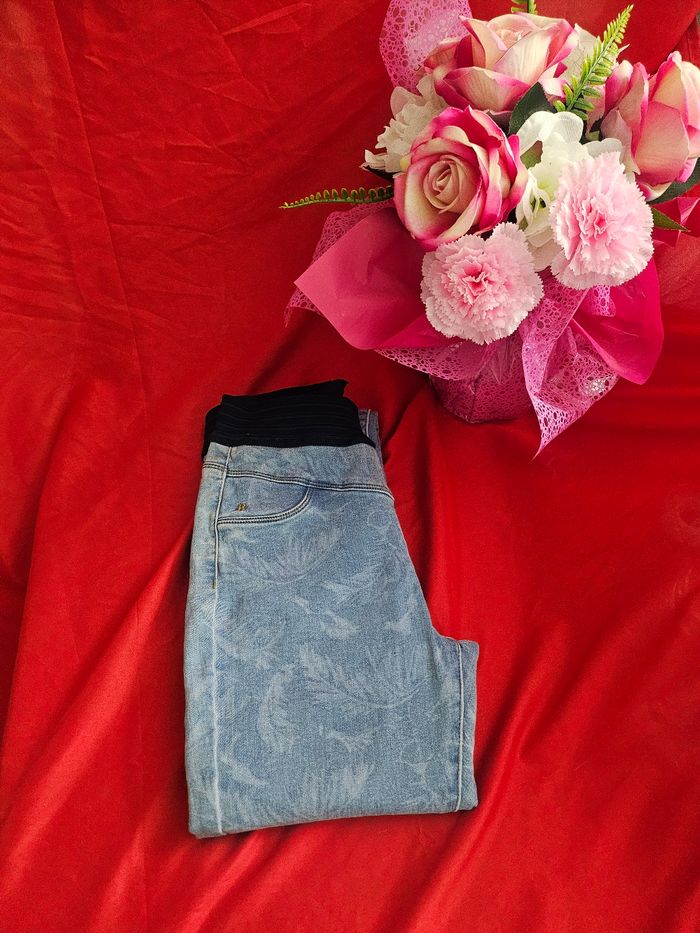 Jean moulant avec feuillages imprimé , Kaporal, taille L 32 ( XXS)