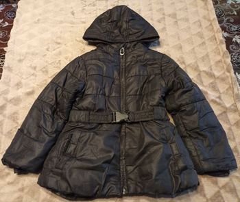 Veste chaude noire avec ceinture elastiquée et capuche
