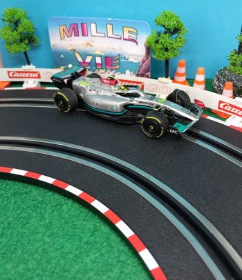 Voiture pour circuit Carrera GO Mercedes-AMG F1 W13 N°44