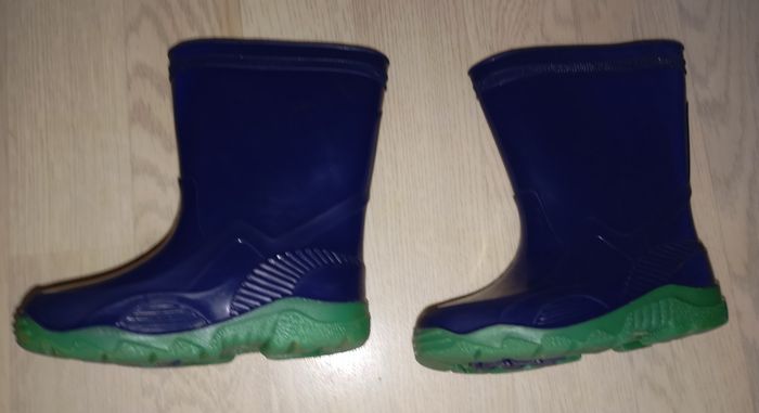 Bottes de pluie bleu marine et vert 
P. 25-26 - photo numéro 3