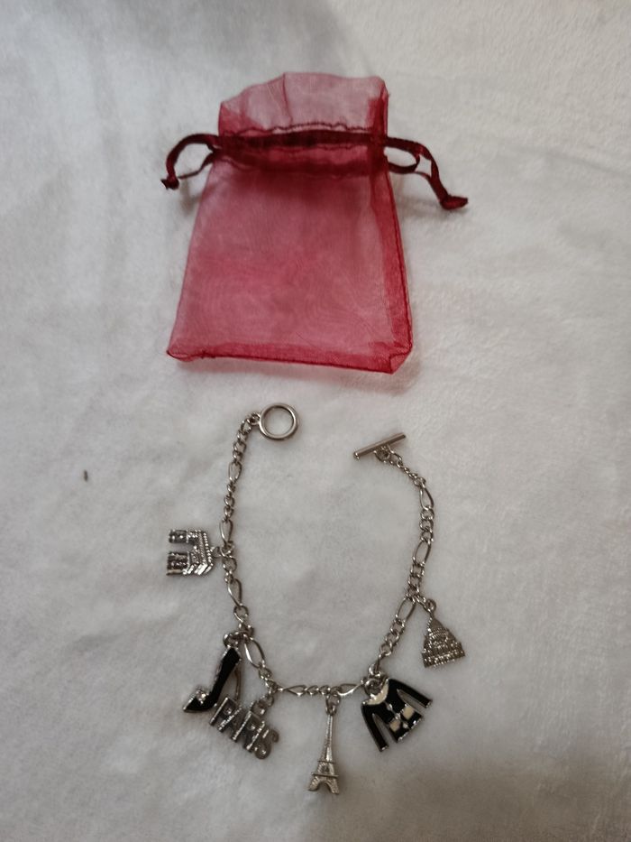 A saisir : bracelet " Paris "  ( Bien lire merci)
