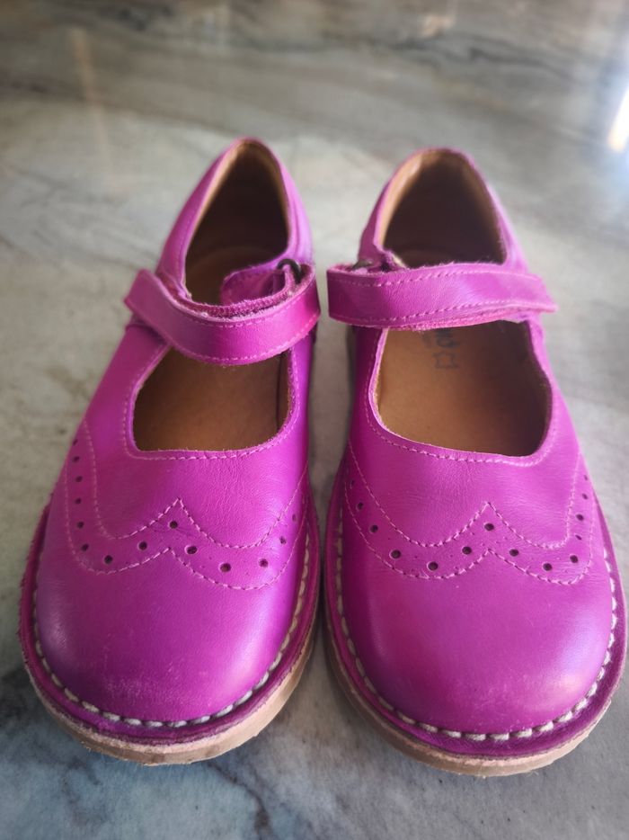 Chaussures en cuir taille 31. Excellente qualité espagnole. Bon état général - photo numéro 4
