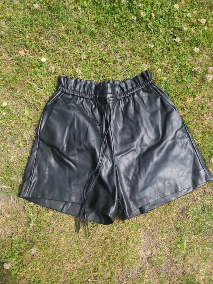 Short en simili cuir noir Mango