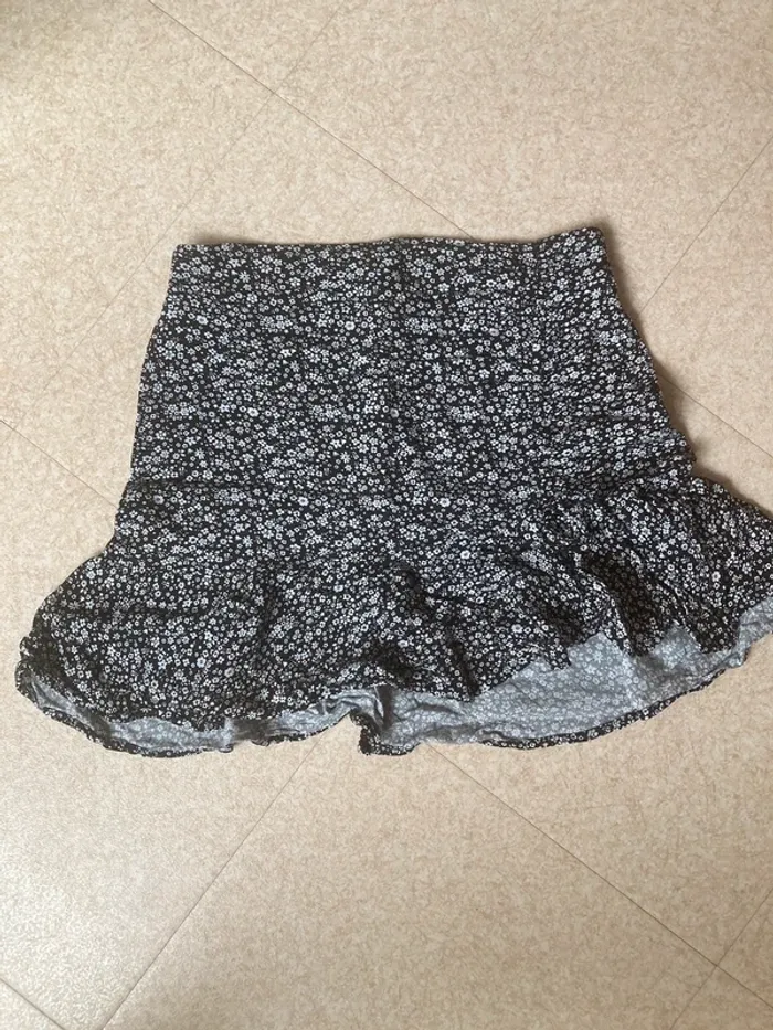 Jupe noir et blanche à fleur