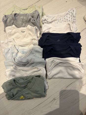 Lot bodies bébé 