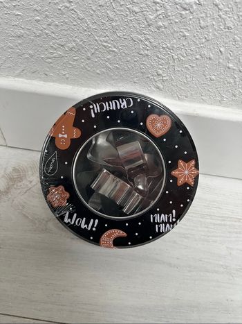 Boîte à biscuits et 8 emportes pièce