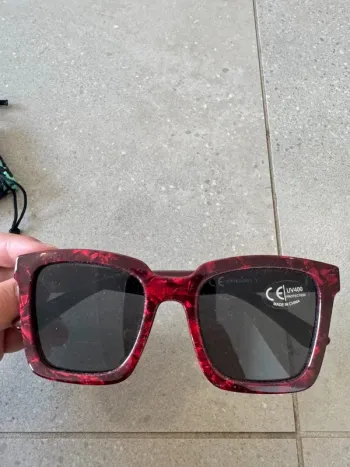 Lunettes de soleil Oriflame, neuve sans étiquette,