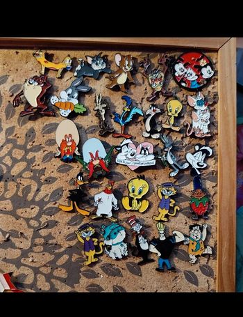 Pins dessin animé à l unité