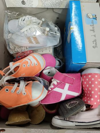 Carton de chaussures ballerines etc 0-6 mois