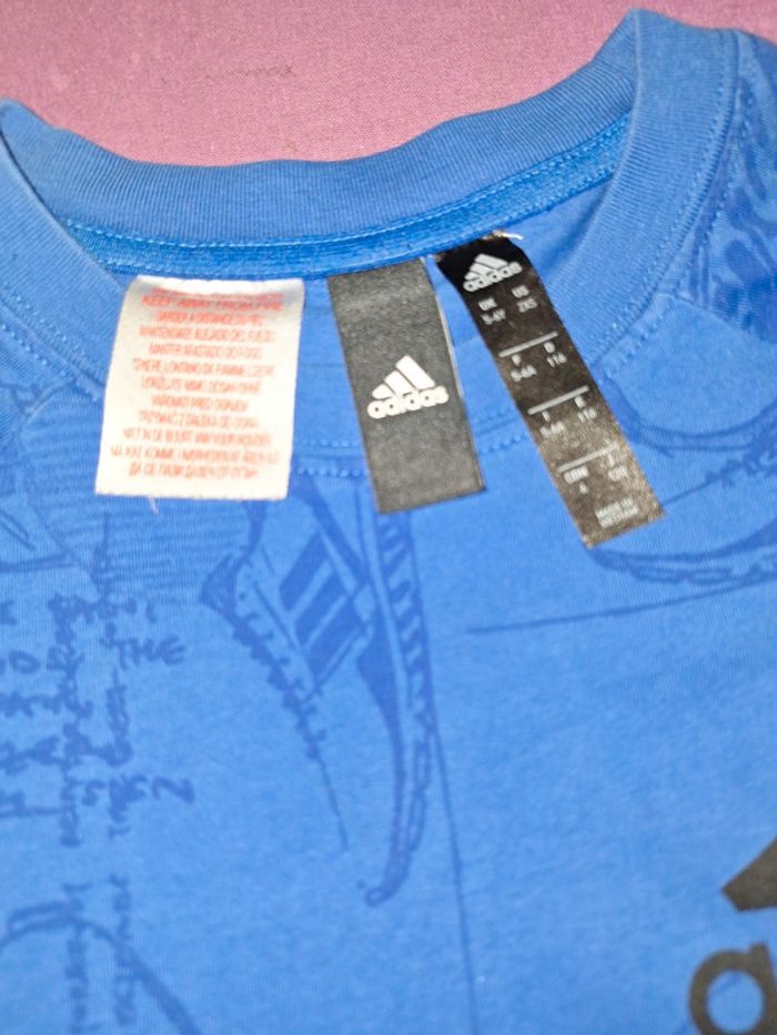 Tee shirt Adidas bleu T 116 cms bon etat - photo numéro 2