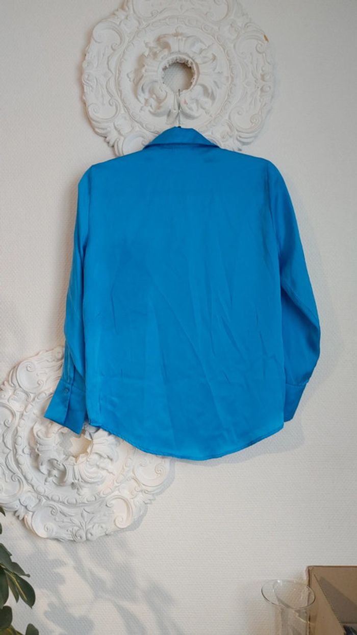 Chemise en satin bleu - photo numéro 2