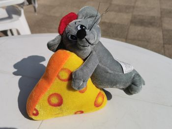 Souris avec son morceau de fromage