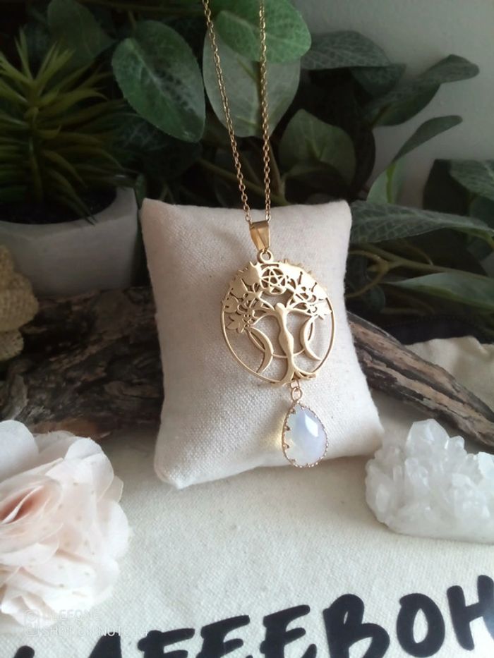 Collier médaille féminin sacrée et pierre opaline