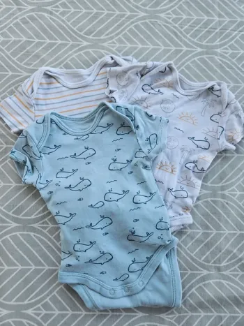 Lot de 3 bodies taille 2-3 mois 🌸