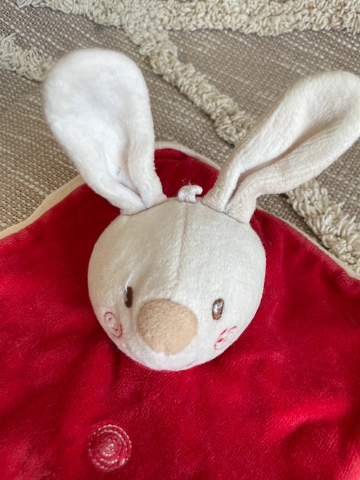 Peluche doudou plat 17cm sucre d’orge lapin blanc et rouge très bon état - photo numéro 2