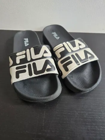 claquette noire et blanche Fila