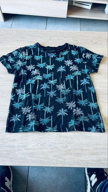 Teeshirt manches courtes noir et vert 5/6 ans motifs palmiers 