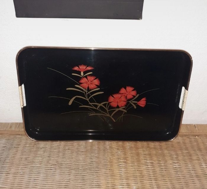 Plateau vintage noir en plastique avec motifs floral