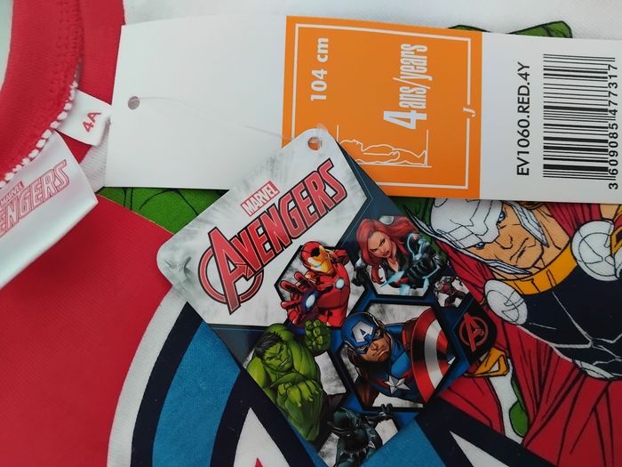 Tee-shirt Avengers Marvel neuf avec étiquettes 4 ans - photo numéro 4
